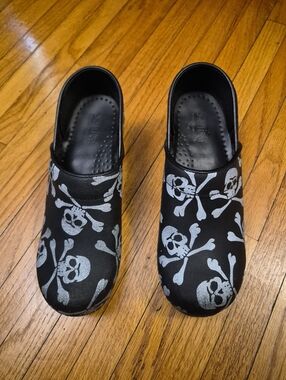 Sanita Danish Clogs Skull And Crossbones Size 38 EU or 7 US Womens